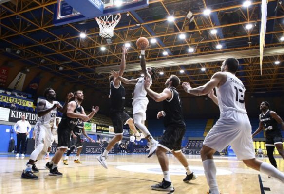 Baschet masculin: U-BT Cluj a câştigat derby-ul cu CSO Voluntari şi a revenit pe primul loc în campionat