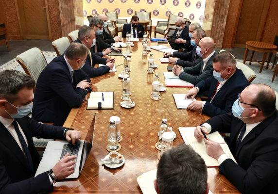 Premierul a discutat cu reprezentanţi ai companiilor din energie soluţii pentru creşterea nivelului de independenţă energetică