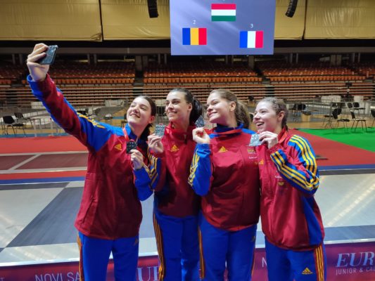 VIDEO Scrimă: Echipa feminină de sabie a României, medaliată cu argint la Europenele de cadeţi