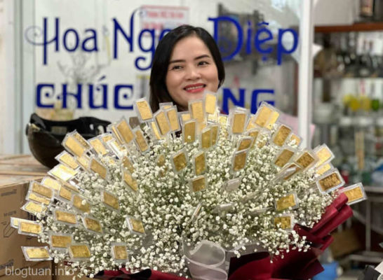 Un vietnamez a dăruit unei femei un buchet de ”flori din aur” în valoare de peste 300.000 de dolari