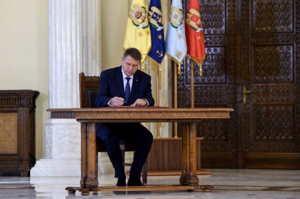 Magistraţi eliberaţi din funcţie de preşedintele Iohannis