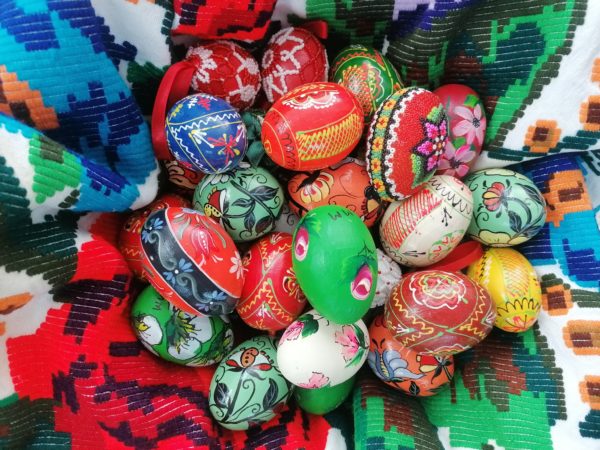 „O lume de culori și speranță pentru copiii din Ucraina” – Expoziție de ouă pictate de copiii români din Spania
