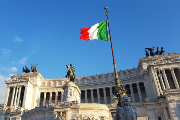 Guvernul oferă soluții pentru a asigura standardele europene de protecție socială cetățenilor români care lucrează în Italia