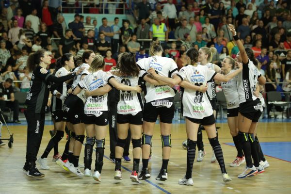 Handbal feminin: CS Rapid şi CSM Bucureşti au obţinut victorii şi titlul se va decide în ultima etapă