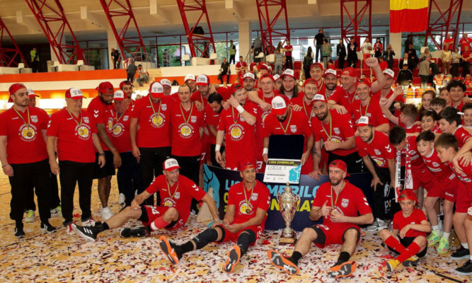 Handbal masculin: Dinamo a câştigat derby-ul cu Steaua şi a primit trofeul de campioană
