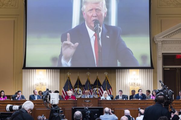 Ancheta parlamentară privind asaltul asupra Capitoliului: Trump condamnă o ”parodie de justiţie”