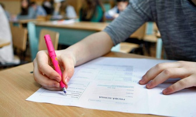 Examenul de Evaluare Naţională începe cu proba scrisă la Limba şi literatura română