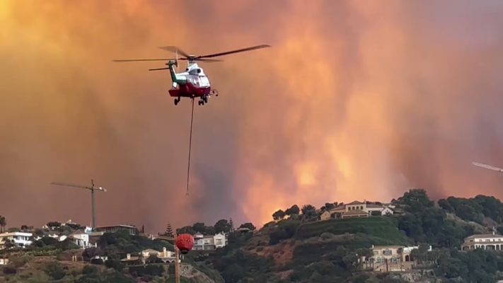 Pompieri răniţi şi evacuări în urma unui incendiu de vegetaţie izbucnit în sudul Spaniei
