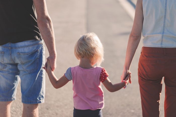 Cameră: Proiectul privind prevenirea separării copilului de familie – adoptat; se înfiinţează Observatorul Copilului