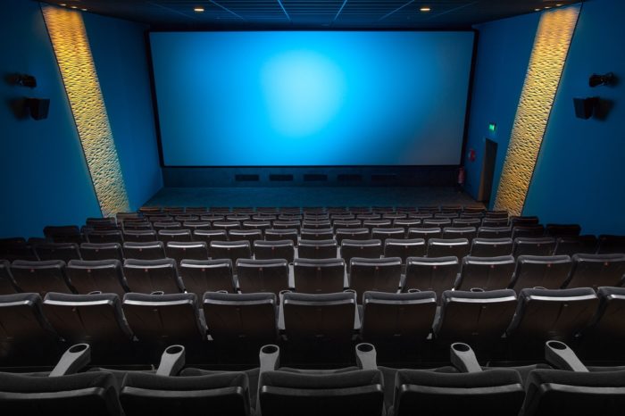 Românii s-au întors în cinematografe, numărul spectatorilor şi încasările operatorilor sunt în creştere (analiză)