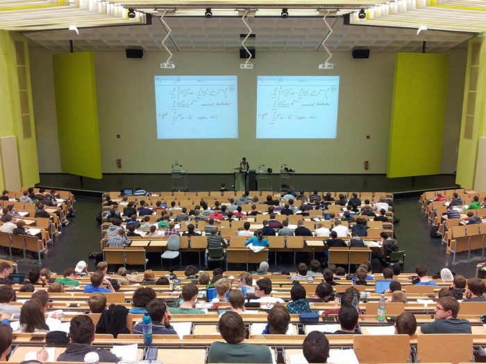 Proiecte depuse de USR în sprijinul studenţilor – burse indexate şi fără majorări de taxe în timpul ciclului de studii