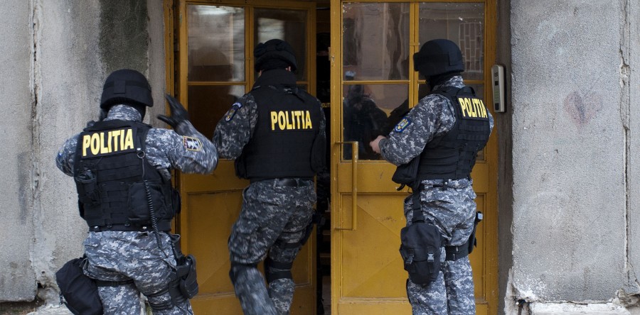 Percheziţii în Bucureşti şi Ilfov la persoane bănuite de evaziune şi contrabandă cu tutun