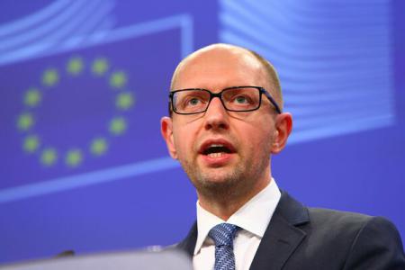 Ucraina: Premierul Arseni Iațeniuk face apel la Vladimir Putin să respecte acordurile de la Minsk