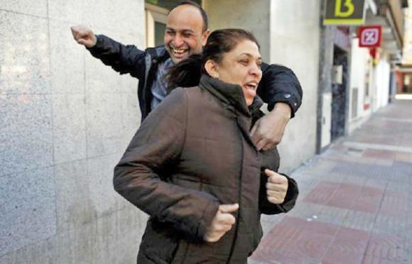 «Dumnezeu mă iubeşte. M-a lovit cu 200.000 €» Un român şomer a câştigat premiul cel mare la Loterie, în Spania