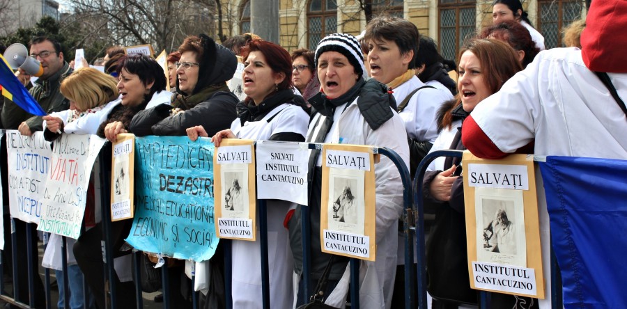 Angajatii Institutului Cantacuzino continua protestele
