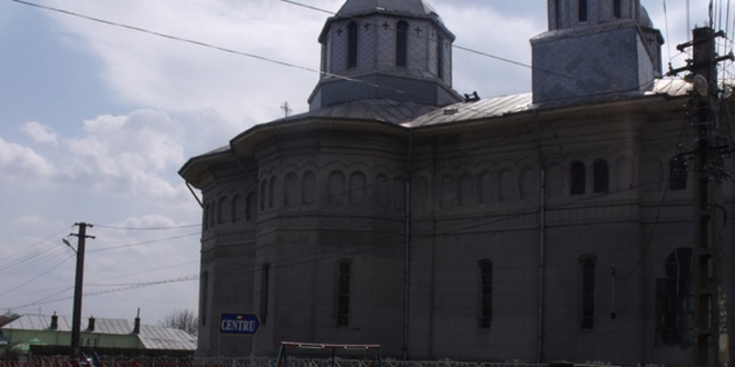 Vrancea: Cutremurele au miscat crucea de pe o biserica