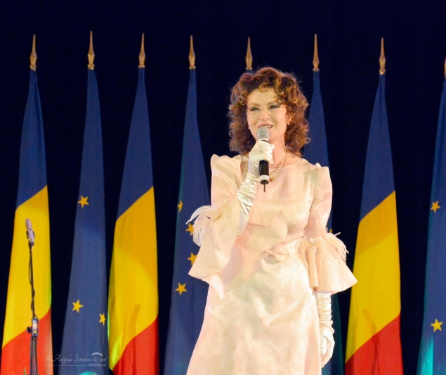 Cat de bine arata la 68 de ani Angela Similea! Celebra cantareata a sustinut in fata a mii de persoane un concert de zile mari la Sala Palatului