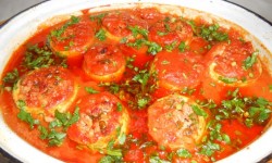 Dovlecei umpluti si sos de rosii si dovlecei