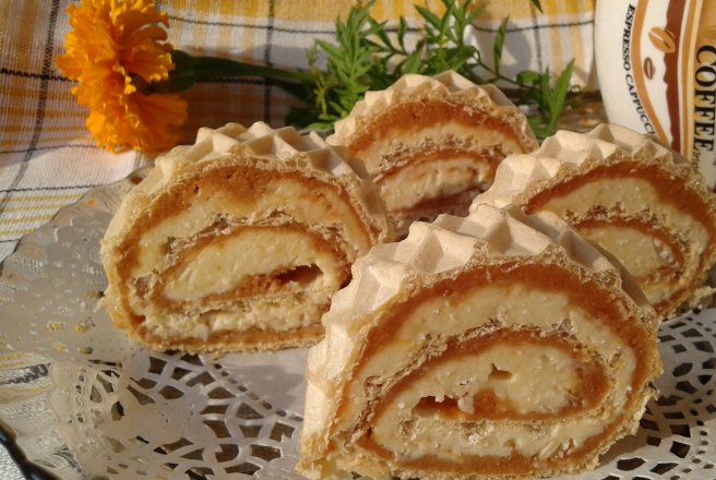 Foaie de napolitana cu crema caramel si biscuiti