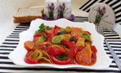 Legume trase la tigaie, cu sos de rosii