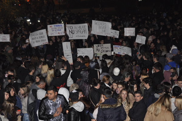 Manifestații în toată țara împotriva politicienilor și în memoria victimelor de la clubul Colectiv