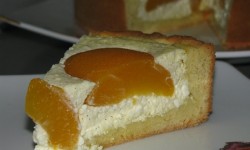 Tarta cu branza aromata cu vanilie si piersici
