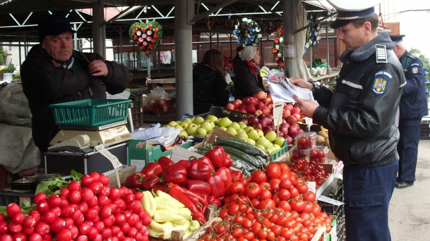 Controale ANPC în piețe, inspectorii au găsit produse expirate sau etichetate necorespunzător