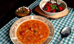 Mancare de fasole cu carnati afumati