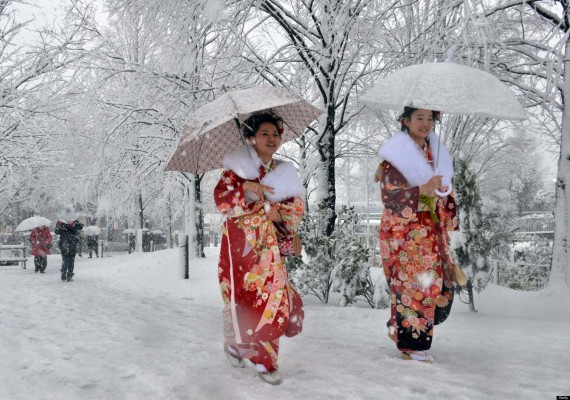 Ninsorile abundente căzute la Tokyo și în alte regiuni ale Japoniei au perturbat luni serviciile de transport