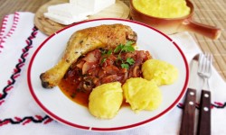 Tocana taraneasca de pui, cu ceapa si rosii