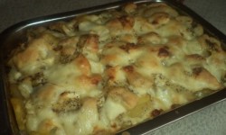 Cartofi gratinati cu oua, branza, smantana si cascaval