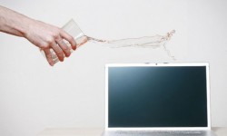 Ce trebuie să faci dacă ai vărsat apă pe laptop