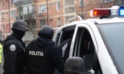 Diriginta unui oficiu poștal, bănuită că oferea informații persoanelor bănuite de comerț cu haine contrafăcute (surse)