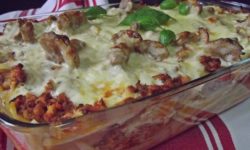 Paste cu piept de pui, ciuperci şi sos de brânzeturi