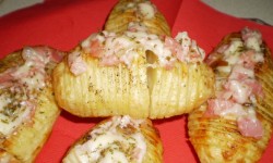 Cartofi copti cu bacon si cascaval