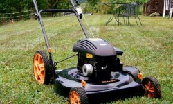 Cine a inventat masina de tuns iarba?