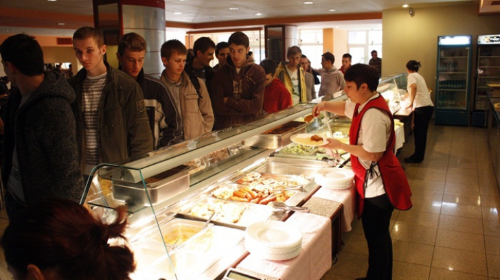 ISJ Argeș va verifica toate cantinele școlare după cazul copiilor cu toxiinfecție alimentară din Pitești