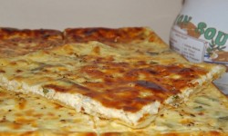 Tarta cu branza picanta si ceapa verde