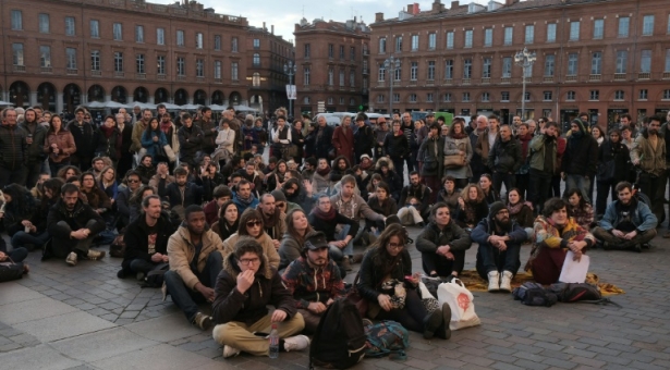 O mișcare împotriva întregii clase politice prinde contur în Franța