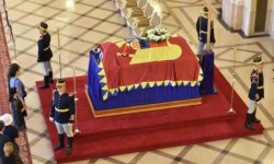 Câteva mii de persoane au adus un ultim omagiu Reginei Ana