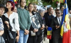 Flori și aplauze pentru Regina Ana pe drumul spre Curtea de Argeș