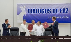 Guvernul columbian a semnat un acord de pace istoric cu gherilele FARC