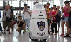 China: Pe unul din terminalele aeroportului din orașul Shenzhen patrulează roboți
