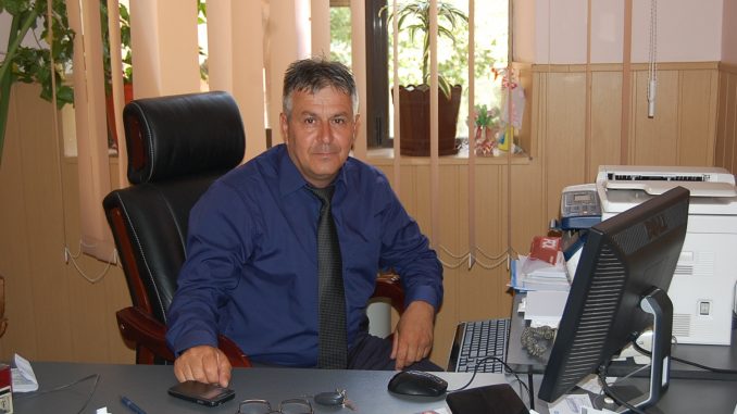VIDEO Cum încearcă o primărie să prevină abandonul şcolar: Câte o tabletă pentru fiecare elev din comuna vâlceană Păuşeşti-Otăsău