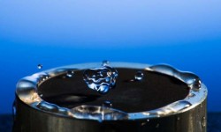 Oamenii de ştiinţă au creat primul metal hidrofug (care respinge apa)