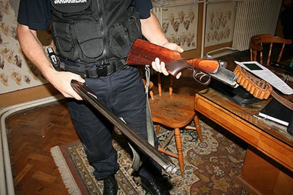 Grup de braconieri coordonat de un agent de poliție, destructurat