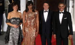Michelle Obama a făcut senzație cu o rochie Versace la ultimul dineu de stat de la Casa Albă