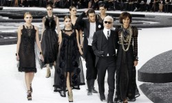 Săptămâna Modei de la Paris: Chanel transformă Grand Palais în interiorul unui computer uriaș