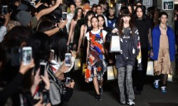 Săptămâna Modei de la Tokyo: Colecția Koché defilează în plină stradă