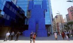 Chile: Roboți și ouă ochiuri uriașe, expuse cu prilejul festivalului de artă urbană “Hecho en Casa”